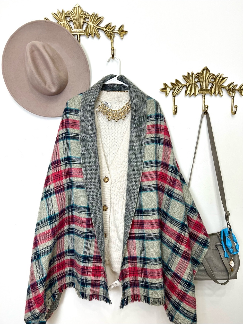 ROOTS Beautiful cozy plaid scarf/shawl - Picture 4 of 7